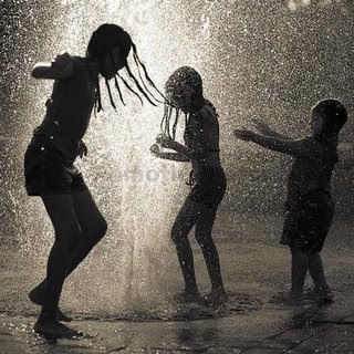paranoiaadolescente:  E até em baixo de chuva com a minha melhor amiga é divertido.
