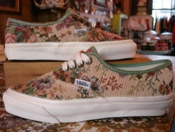 i want a pair of these :}