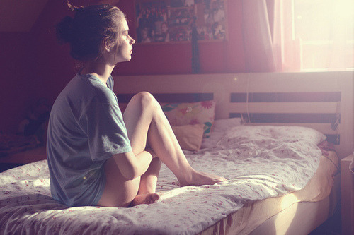 samilamoura:  Eu entendi, que ninguém precisa saber que eu passei a noite anterior toda chorando por alguém que sequer lembra de mim, sempre amanhacerá, um novo dia vira, eu só preciso saber me libertar do que me faz mal, e me permitir procurar a
