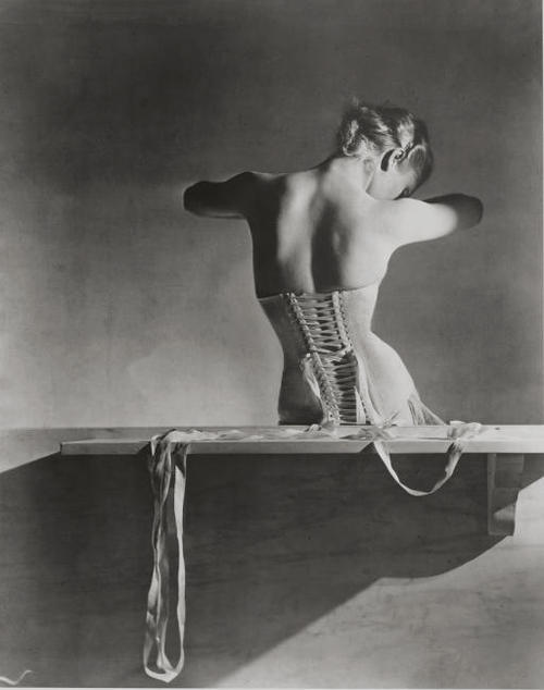  “Mainbocher Corset”Paris, 1939photo by Horst P.Horst 