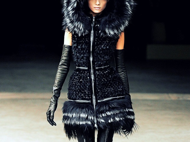 pretentiousthings:
“ Alexander McQueen Fall 2011
”
DOPER THAN NOT!!!!!!!!