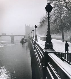 liquidnight:  Wolf Suschitzky Embankment London, 1947 From Wolf Suschitzky: Photos 