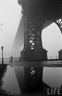 liquidnight:  Walter Sanders Fog in New York, January 1, 1950 [From the LIFE magazine Photo Archive] 