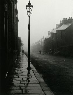 liquidnight:  Bill Brandt Unidentified location, 1940s From The Photography of Bill Brandt 