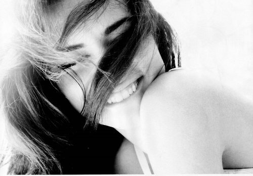 caaroliina:  Poucas mulheres sabem o quanto elas podem ficar lindas, colocando um simples sorriso no rosto, o sorriso será sempre a curva mais linda em uma mulher. 