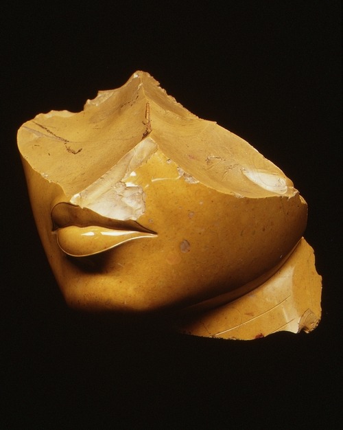 “
Fragment of the Face of a Queen, made in Egypt during the reign of Akhenaten, c.1353-1336 BC (source).
”