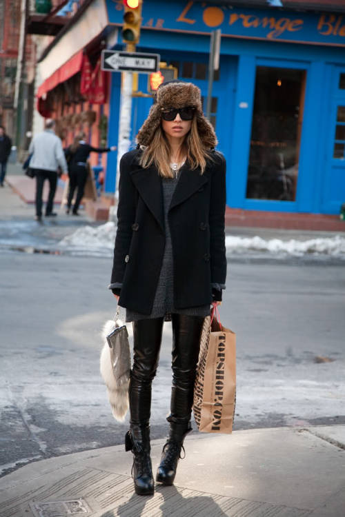 the-trend-setter:  wish i could pull off her hat 