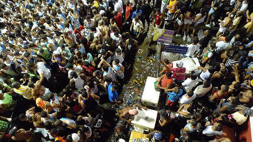 Salvador, Brasil Na extrema esquerda, os foliões que compram abadás e ficam protegidos por uma corda