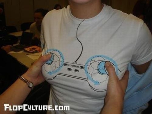 こんなコントローラーが欲しいｗもちろんおっぱい込みで。I want this controller !