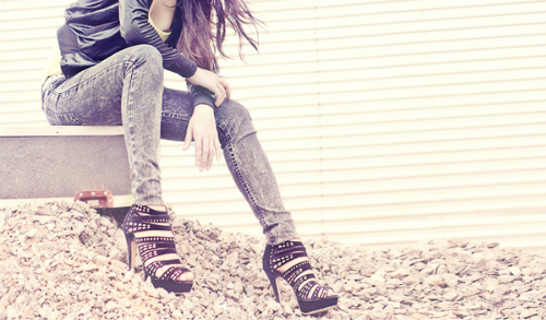 Love the jeans and that heels.