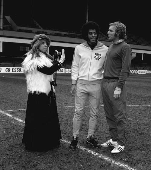 interleaning: Carlos Alberto, Bobby Moore and Carlos Alberto’s pushy wife.