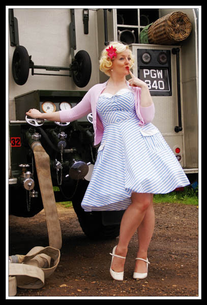 curvy-and-wholesome:pearlconcubine:curveappeal:via My Favorite Pinups Augh, that dress is perfection