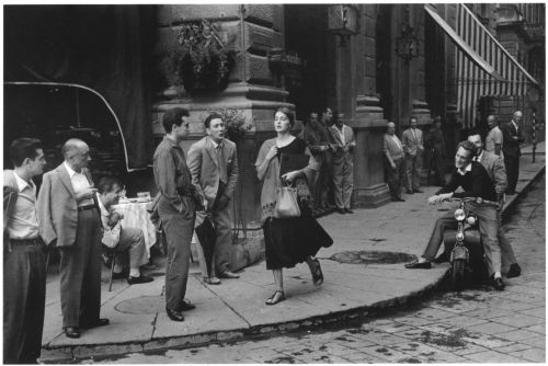 American Girl in Italy,1951 / Ruth Orkin [***]