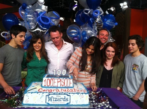 The cast celebrating after the taping of the 100th episode of Wizards Of Waverly Place. So proud of 