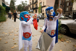 luchalibremexicana-blog:  rosiles:  halloween 2009 (by raul gutierrez) el nacho y el blue.  a hueeeeevooooo!!!