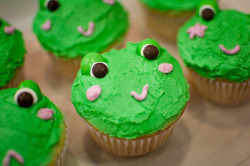 cupcakejunkie:  (by Froggy Froggyton) 