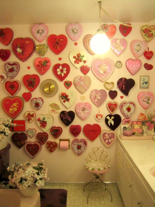 kitschyliving:This little old lady covered her entire bathroom wall with Valentine candy box lids. I