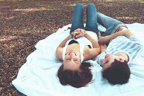 perfeito-estranho:  ilovelovekiwi: Garotas se apaixonam pelo que ouvem, garotos se apaixonam pelo que veem. É por isso que as meninas usam maquiagem e meninos mentem. 