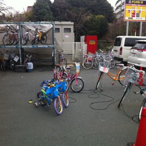 tanigu: ドンキホーテの自転車が売り切れそうになっとる… (Taken with Instagram at ドン・キホーテ 東名川崎店)