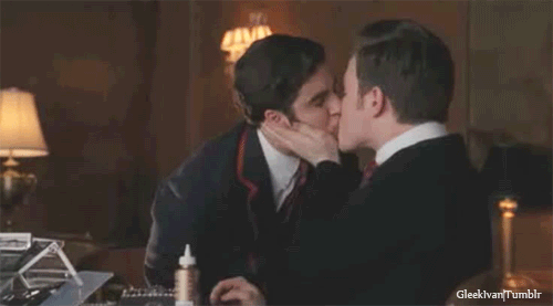 allisbetterwhenyoulaugh:  gleekivan:  More of the Klaine Kiss   THEY KISSED!!!!!!! ♥_♥ 