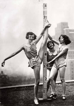 motif: ballerinas gaaaaaaahgkjhgakjg:  Dance, ballet training. New York girls train legs. America, New York, 1931 