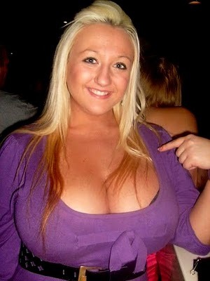 peekaboobie:  Gigantic Blond cleavage! smoothieluv:  Brown’s Supersexy Babeblog