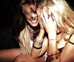  “Para duas amigas, basta dois olhares, para risos incontroláveis.” 