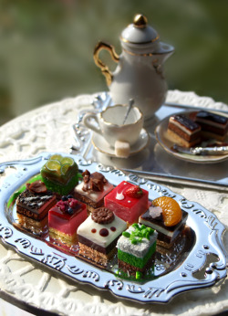 deviantart:  Petit Cakes by ~ChocolateDecadence