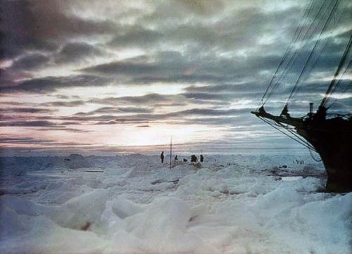 unahabitacionconvistas:Fotos en color del Endurance atrapado por el hielo en su expedición 