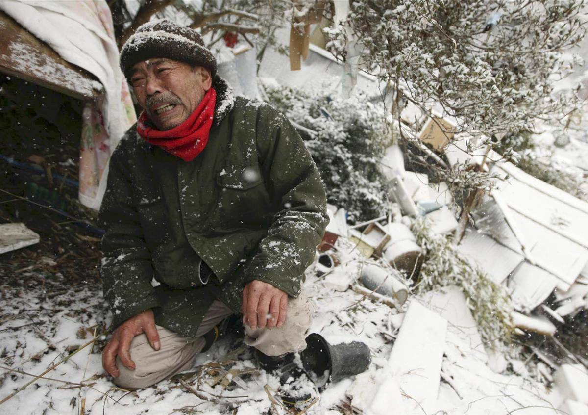 erinnl4m:  jn9uyenn:   Yoshikatsu Hiratsuka grieves in front of wreckage where the