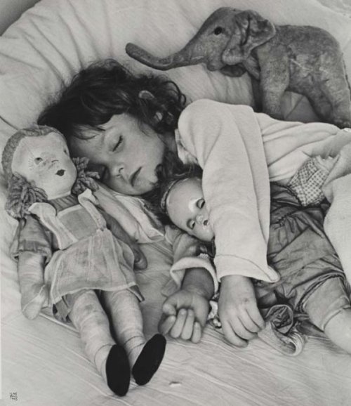regardintemporel:Ilse Bing - Sleeping child, 1945