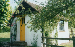 shakyhandstands:This was Roald Dahl’s writing shed. Isn’t it beautiful!