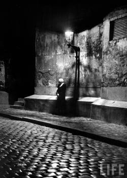 liquidnight:  Alfred Eisenstaedt Woman under streetlight in Montmartre at night Paris, 1963 [From the LIFE magazine Photo Archive] 