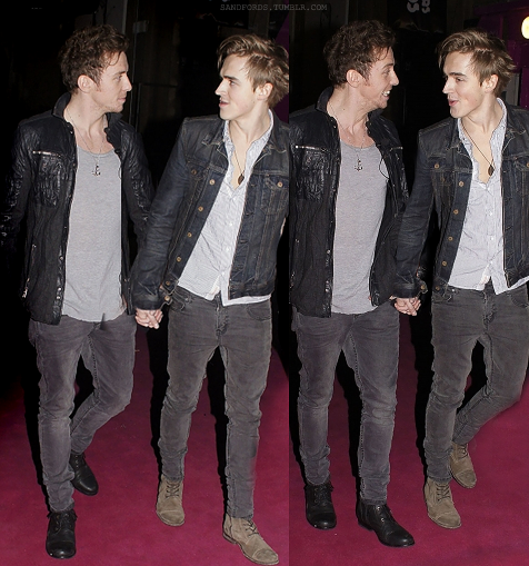 shouldifallbehind:  tommcfly:  themcflyarmy99:  how frikken cute is this <3  Morning. Here’s a bit of Flones for you.  awwww 