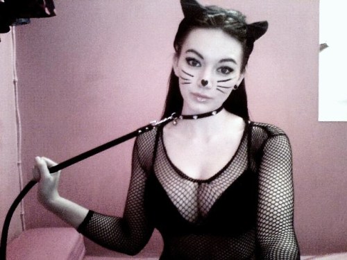 daddyslittlepiglet:  What a cute little kitten :3 vampirettecesky:  Night tumblr, im listening to Davd Gray feeling all emo, so I think it’s best I try to sleep xo  