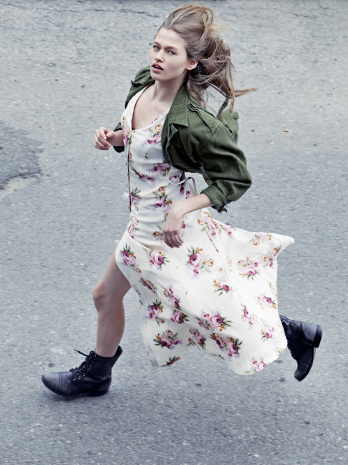 adriannina: Ada Roberts @ IMG running down the street