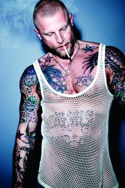 realmenstink:  STEAMY HOT AND TATTED !!!