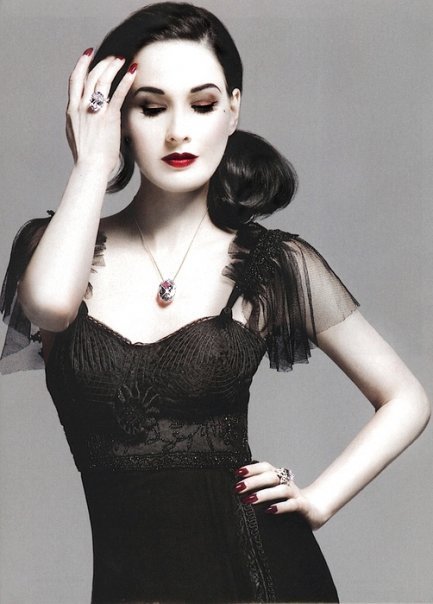 scarletlipscrimsonfingertips:   Dita Von Teese. 