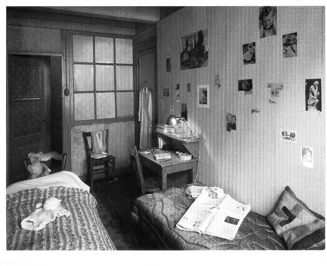 laurencephilomene:thedarlingchild:likebookends: anne frank’s room 
