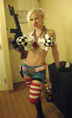 pocketfulofgeek:  angelophile:  Tank Girl Cosplay by Julia at Dragon*Con 2007. Photo by PamelaNeko. (Source)  Mmmmmm missiles. 
