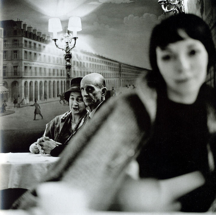 luzfosca:  Frank Paulin Old couple and young woman at cafe, 1961 Thanks to regardintemporel