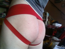 beardsandbutts:  Submitted by: Kyleroxas19 THANKS FOR THE SuBMISSION!!  Love red jocks!