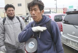 toliveanddieinlondon:  This is Hideaki Akaiwa. When the Tsunami hit his home town of Ishinomaki, Hideaki was at work. Realising his wife was trapped in their home, he ignored the advice of professionals, who told him to wait for the army to arrive to
