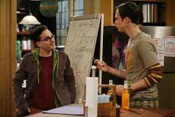 amoreoutrasdrogas-:  Leonard: Porque você quis aprender a nadar, se nunca quis praticar na água? Sheldon: Calotas polares estão derretendo, Leonard. No futuro, nadar não será opcional . 