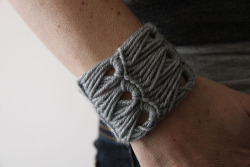 cajunmama:  (via How to make the contortionist crochet cuff… | kootoyoo) click for tutorial ;) 