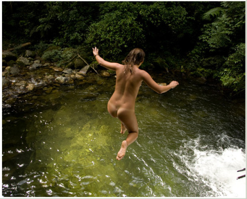 froznudist02:  verynicegirls:  http://verynicegirls.tumblr.com/  Naked in Paradise!