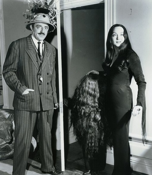 hoodoothatvoodoo:Morticia and Gomez Addams with cousin It