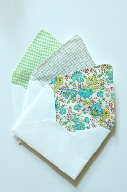 meetme-halfway:  DIY Fabric-lined envelope.