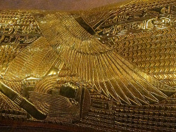 nile-flood:  精密かつのびのびとした金細工 aboutegypt:  King Tut - Tutankhamun’s Sarcophagus (4) (by D.Athina)                 