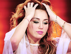 brilliantsoul:  “Eu só não aguento mais ser julgada, ninguém sabe pelo o que eu passei.”  (Miley Cyrus) 
